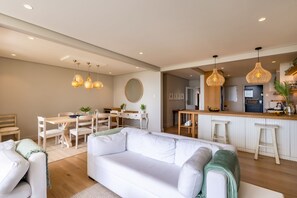 Smart TV, fireplace - Busisiwe House - Four Bedroom Apartment, Sleeps 10 (Plettenberg Bay)