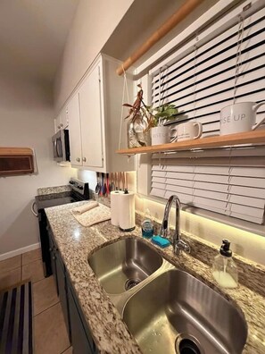 Fridge, microwave, oven, stovetop - Funky Town Fare MidTerm Rental (Fort Worth)