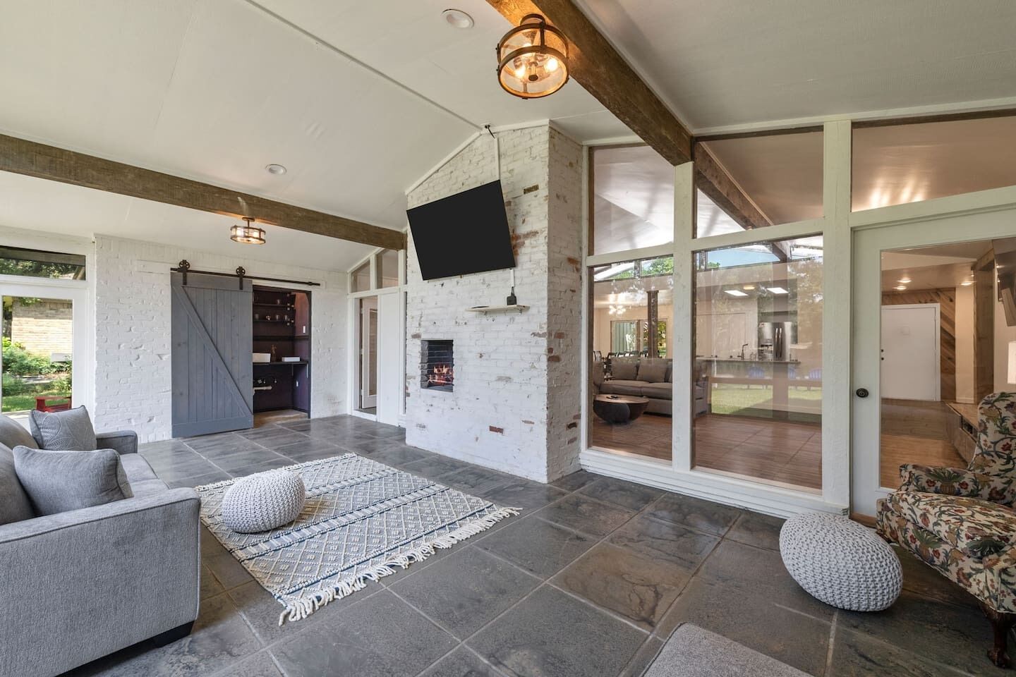 Télévision, cheminée, livres