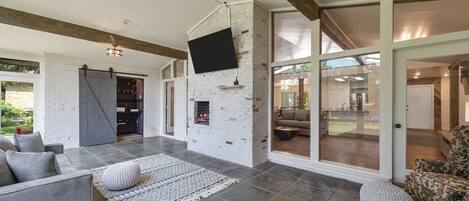 Télévision, cheminée, livres