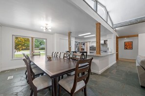 Dining - Its not Unusual MidTerm Rental (Arlington)