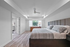 4 bedrooms, iron/ironing board, WiFi, bed sheets - Its not Unusual MidTerm Rental (Arlington)