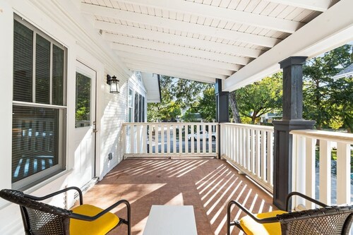 Southside Lounge on Magnolia Midterm Rental