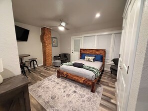 1 bedroom, iron/ironing board, WiFi, bed sheets - Southside Lounge on Magnolia Midterm Rental (Fort Worth)