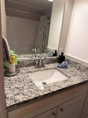 Shower, hair dryer, towels - Southside Lounge on Magnolia Midterm Rental (Fort Worth)