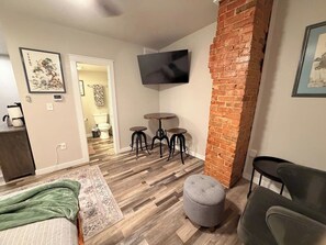 1 bedroom, iron/ironing board, WiFi, bed sheets - Southside Lounge on Magnolia Midterm Rental (Fort Worth)
