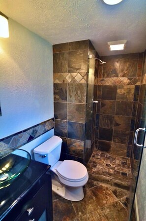 Shower, hair dryer, towels - Terlingua MidTerm Rental (Arlington)