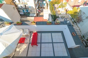 Outdoor dining - Deluxe Triple Room near the Naples waterfront (Napoli)