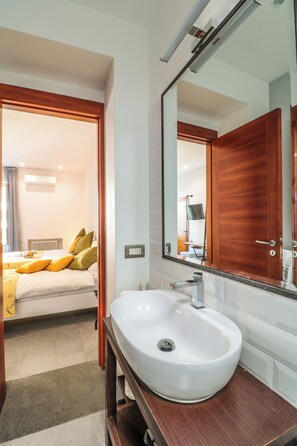 Bathroom - Deluxe Triple Room near the Naples waterfront (Napoli)
