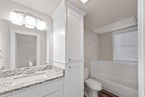 Shower, hair dryer, towels - Thira on Magnolia Charming 1-bedroom house in nice Fort Worth with WiFi, AC (Fort Worth)