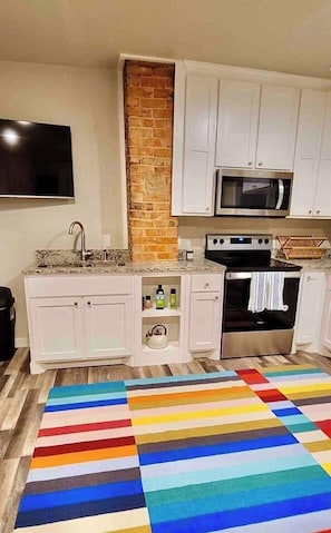 Fridge, microwave, oven, stovetop - Thira on Magnolia Charming 1-bedroom house in nice Fort Worth with WiFi, AC (Fort Worth)