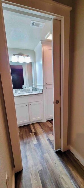 Interior - Thira on Magnolia Charming 1-bedroom house in nice Fort Worth with WiFi, AC (Fort Worth)