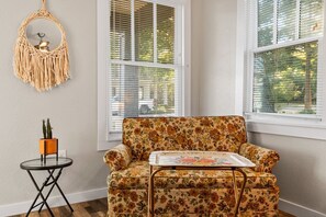 TV - Vintage Charming 1-bedroom house with WiFi and AC in welcoming Fort Worth. (Fort Worth)