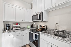 Fridge, microwave, oven, stovetop - Vintage Charming 1-bedroom house with WiFi and AC in welcoming Fort Worth. (Fort Worth)