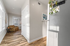 Interior - Vintage Charming 1-bedroom house with WiFi and AC in welcoming Fort Worth. (Fort Worth)