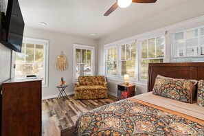 1 bedroom, iron/ironing board, WiFi, bed sheets - Vintage Charming 1-bedroom house with WiFi and AC in welcoming Fort Worth. (Fort Worth)