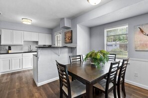 Dining - Woodbrook Lounge MidTerm Rental (Arlington)