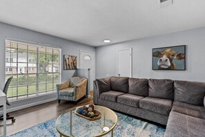 TV, fireplace - Woodbrook Lounge MidTerm Rental (Arlington)