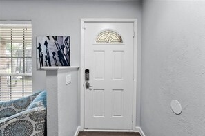 Interior - Woodbrook Lounge MidTerm Rental (Arlington)