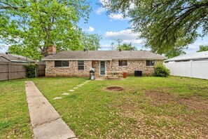 Exterior - Woodbrook Lounge MidTerm Rental (Arlington)