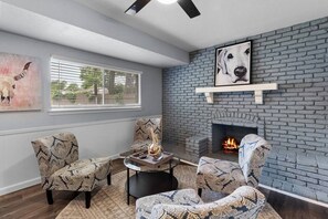 Interior - Woodbrook Lounge MidTerm Rental (Arlington)