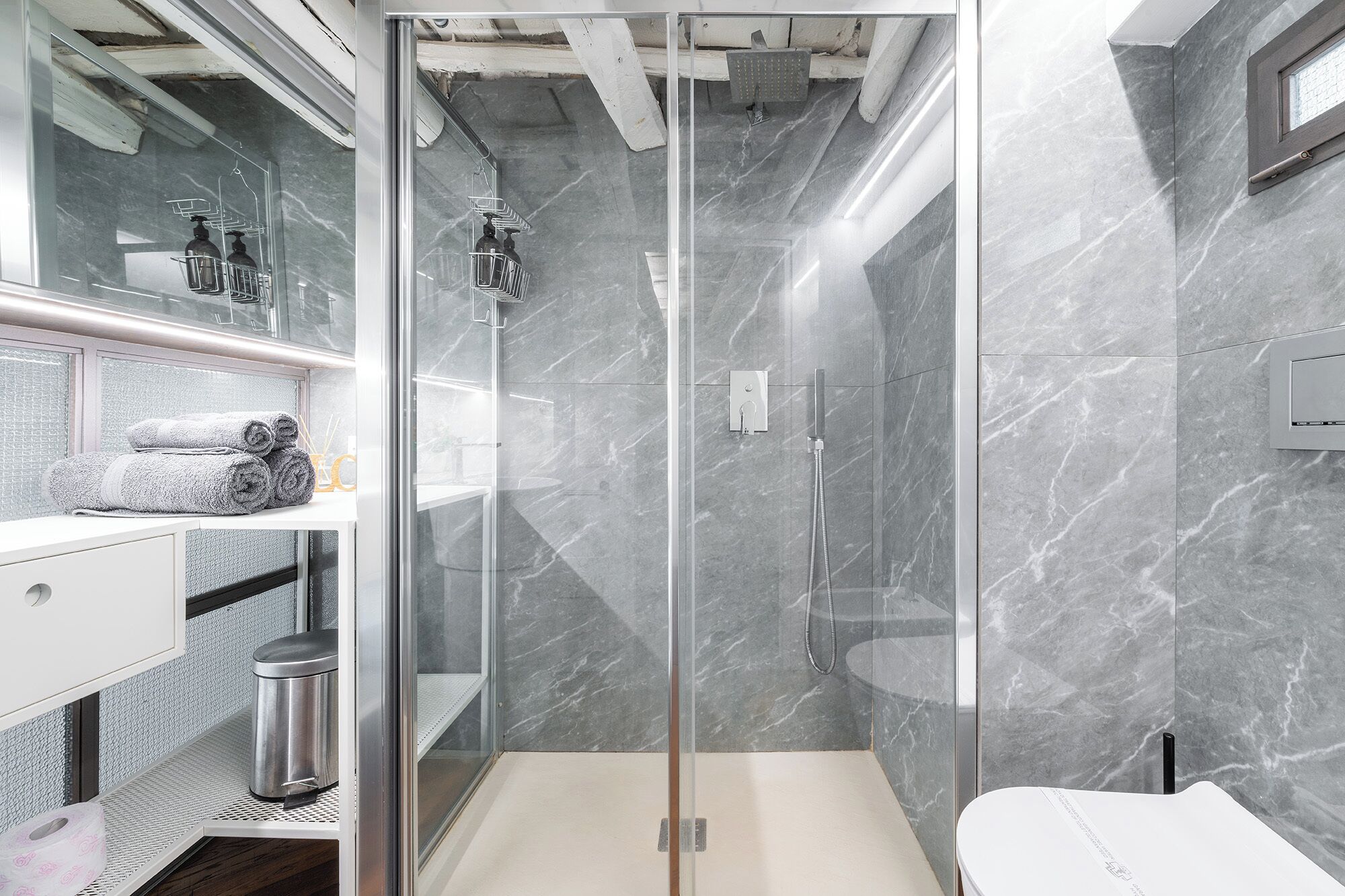 Shower, hair dryer, bidet, towels