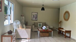 Living area - MOOREA - Waterfall Pool Coconut 1 (Pihaena)