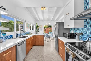 Fridge, microwave, oven, stovetop - Sunny Side Up - Pool, Jacuzzi, Outdoor Kitchen (Wilton Manors)