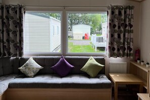 Fireplace - Cabin - Sleeps 6 - Beach 10 Minutes Drive (Clacton-on-Sea)