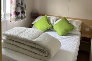 3 bedrooms, free WiFi - Cabin - Sleeps 6 - Beach 10 Minutes Drive (Clacton-on-Sea)