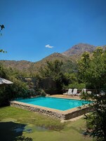 Una piscina al aire libre de temporada