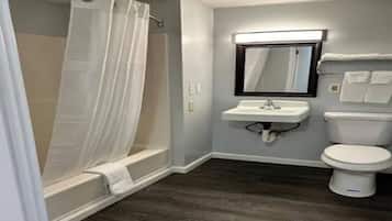 Habitación doble, 1 cama King size | Baño | Tina con regadera, secadora de cabello, toallas, jabón