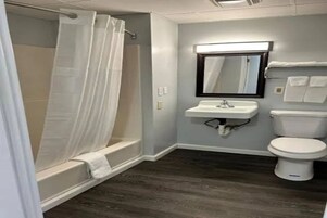 Habitación doble, 1 cama de matrimonio grande | Baño | Ducha y bañera combinadas, secador de pelo, toallas y jabón