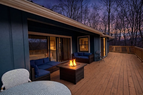 Lazy Lake Dayz: Modern Rumbling Bald Resort Oasis w/Golf Views, Fire Pit & Games