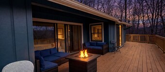 Lazy Lake Dayz: Modern Rumbling Bald Resort Oasis w/Golf Views, Fire Pit & Games