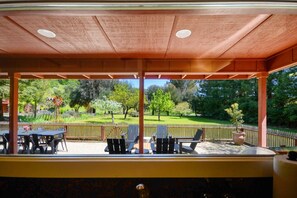 Outdoor dining - Countryside Retreat only 5 blocks from Downtown (Sonoma)