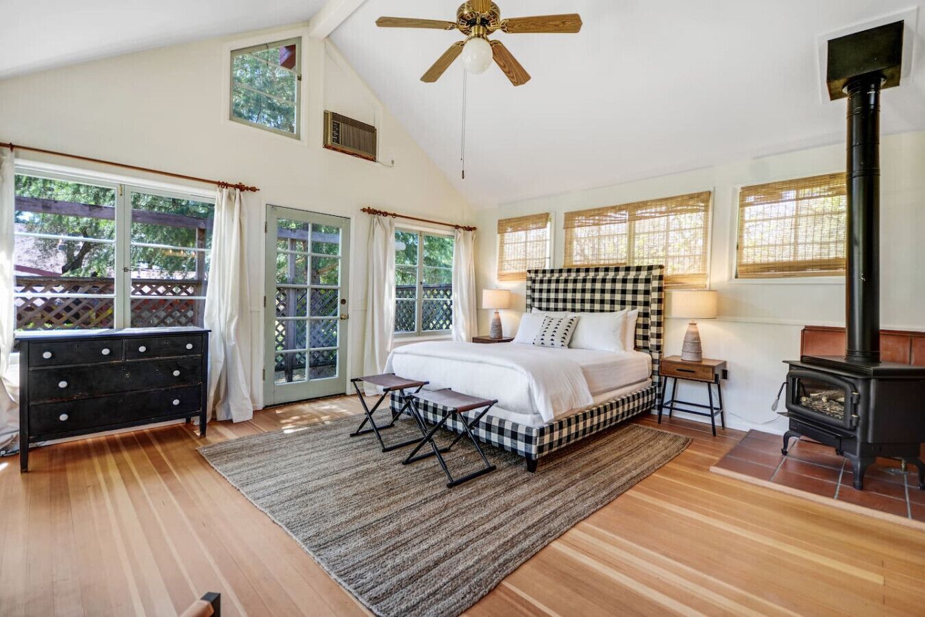 4 bedrooms, WiFi, bed sheets