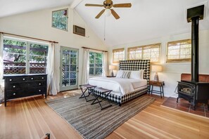 4 bedrooms, WiFi, bed sheets - Countryside Retreat only 5 blocks from Downtown (Sonoma)
