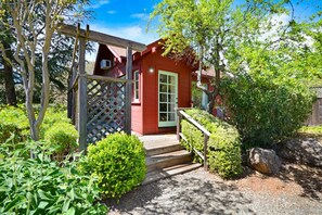 Exterior - Countryside Retreat only 5 blocks from Downtown (Sonoma)