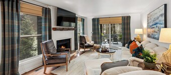 New! The Highlands Hideaway ~ A Mile from Town ~ Spring Savings~ Sleeps 8
