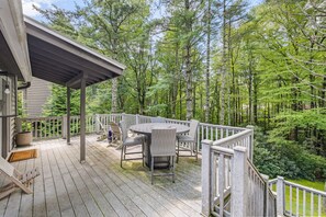 Outdoor dining - New! The Highlands Hideaway ~A Mile from Town ~ Spring Savings~ Sleeps 8 (Highlands)