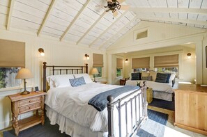 6 bedrooms, desk, WiFi, bed sheets