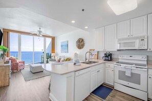 Private kitchen - Lighthouse 1416 (Gulf Shores)