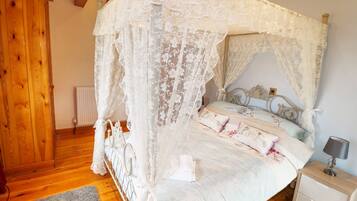 2 Schlafzimmer, individuell dekoriert, individuell eingerichtet