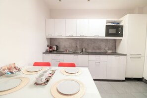 Private kitchen - Superior Triple Room, near the waterfront with bathroom accessible from common area (Napoli)