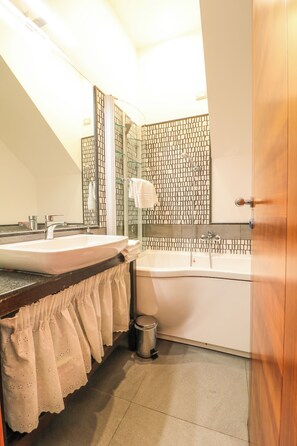 Ducha, secador de pelo, bidet, toallas