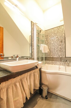 Bathroom - Superior Triple Room, near the waterfront with bathroom accessible from common area (Napoli)