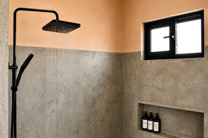 Dusche, Haartrockner, Handtücher
