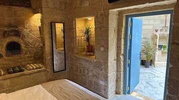 In-room safe, iron/ironing board, WiFi, bed sheets