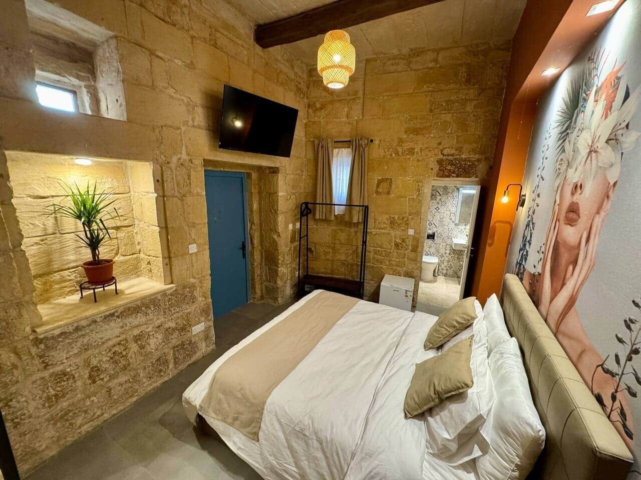 In-room safe, iron/ironing board, WiFi, bed sheets